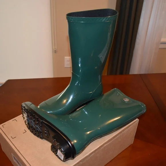 UGG Shaye Boot - Picture 4 of 8